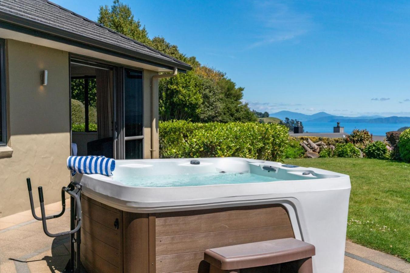 Scenic Solitude - Wake Up To Lake And Mountain Views! Taupo Exterior photo