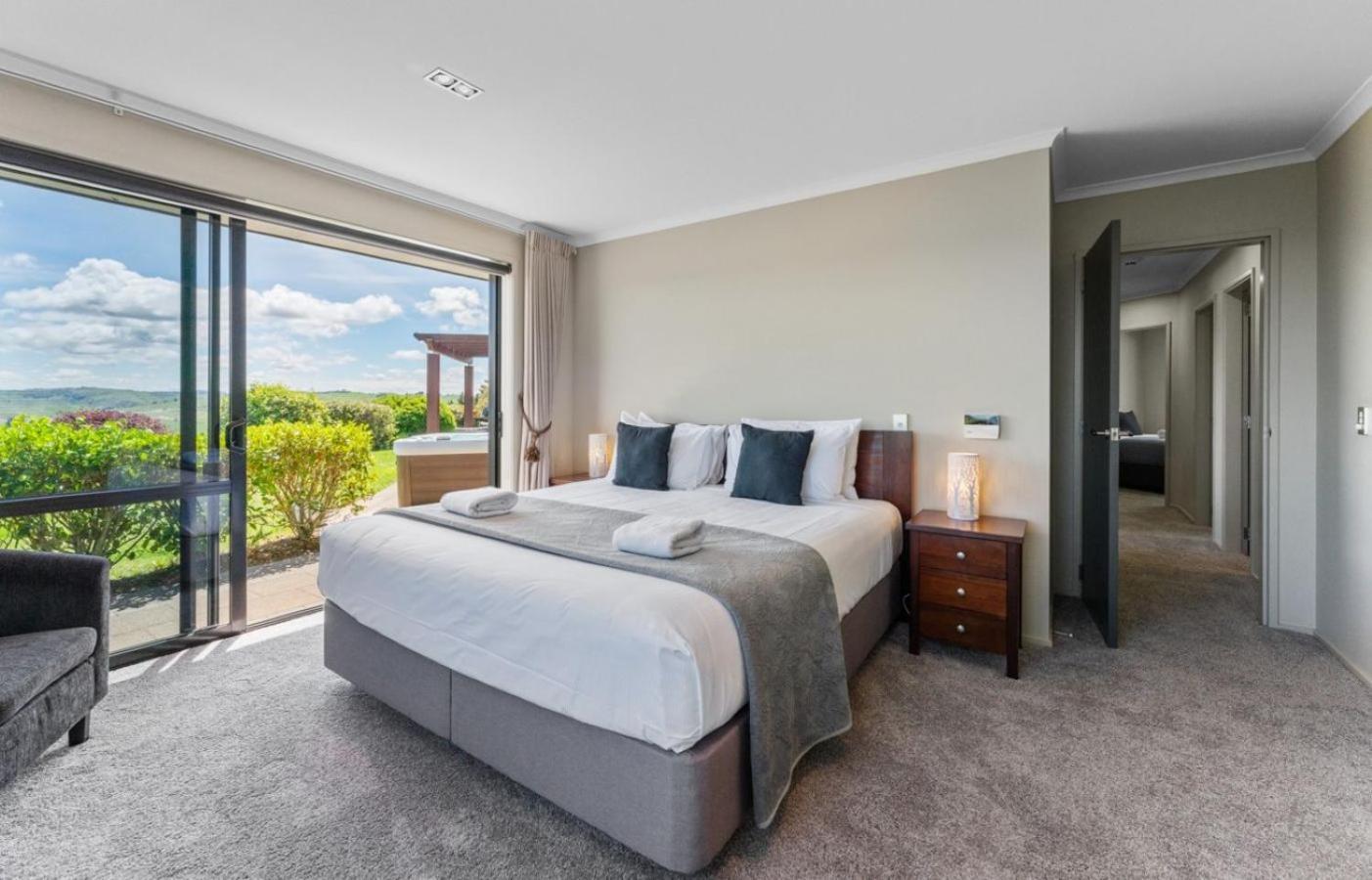 Scenic Solitude - Wake Up To Lake And Mountain Views! Taupo Exterior photo