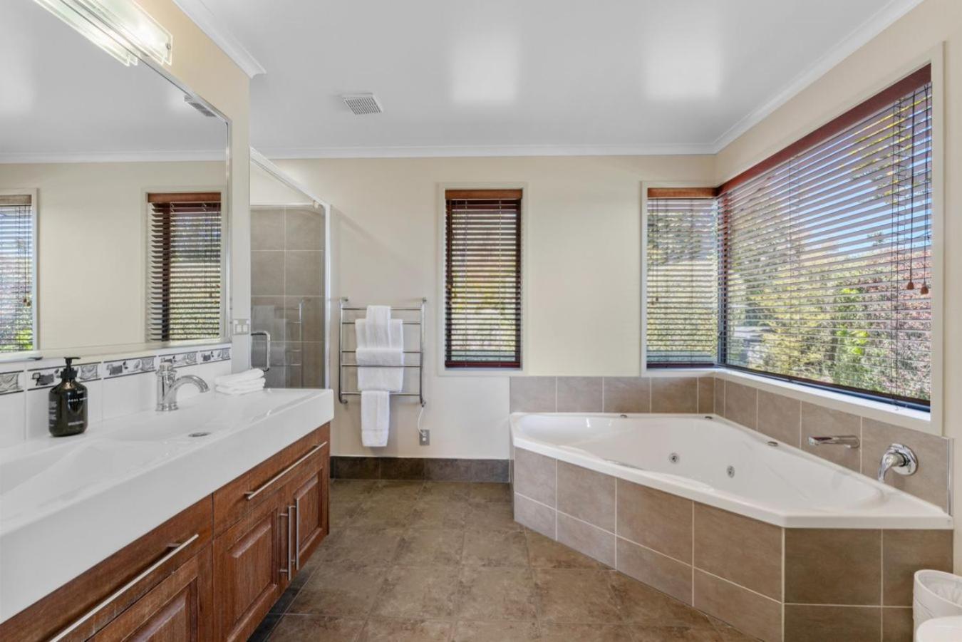 Scenic Solitude - Wake Up To Lake And Mountain Views! Taupo Exterior photo