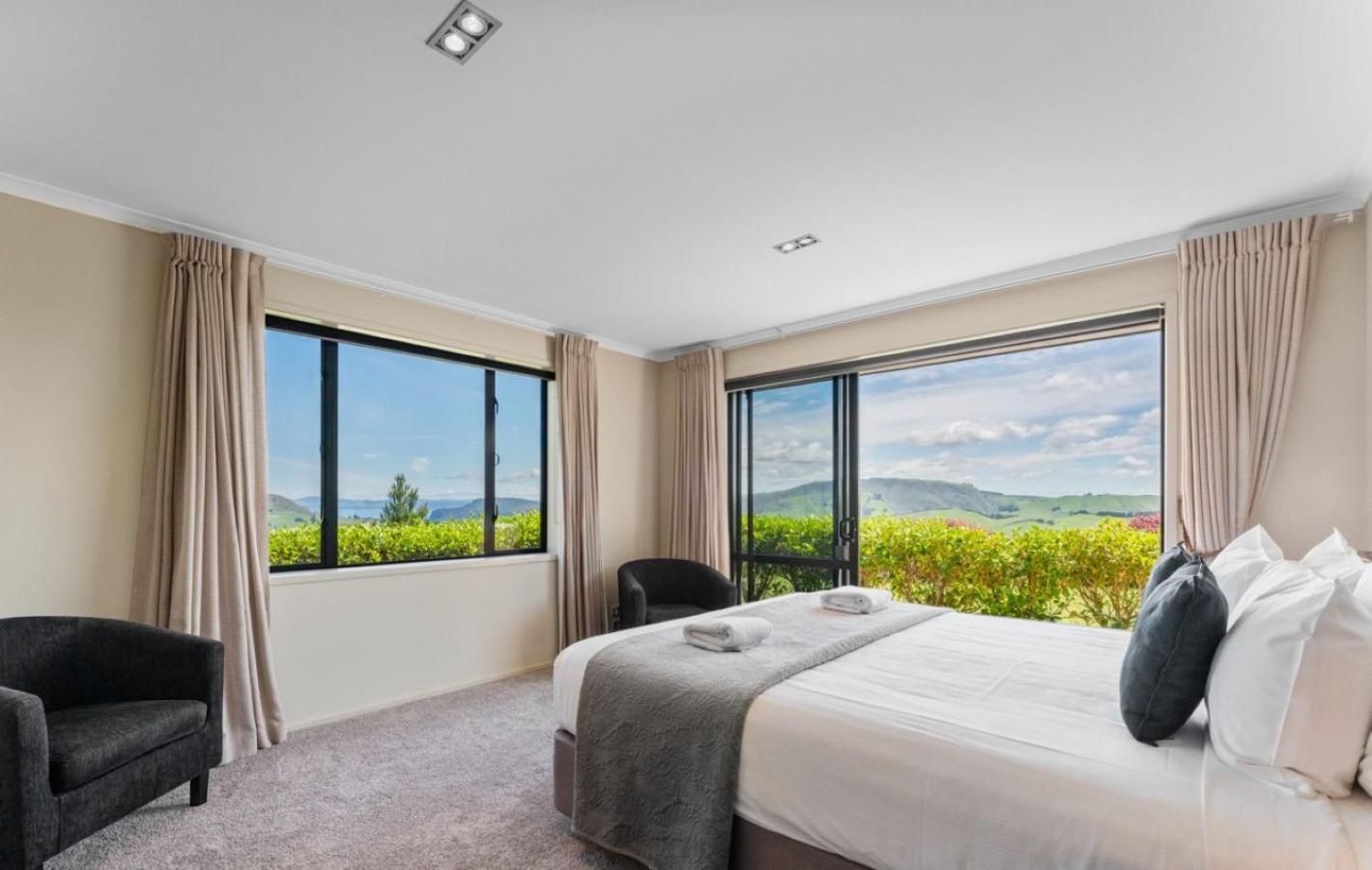Scenic Solitude - Wake Up To Lake And Mountain Views! Taupo Exterior photo