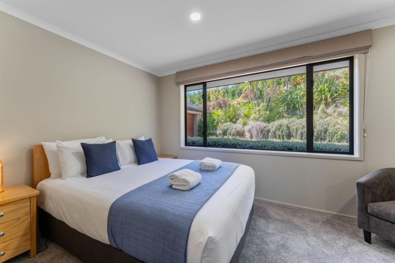 Scenic Solitude - Wake Up To Lake And Mountain Views! Taupo Exterior photo
