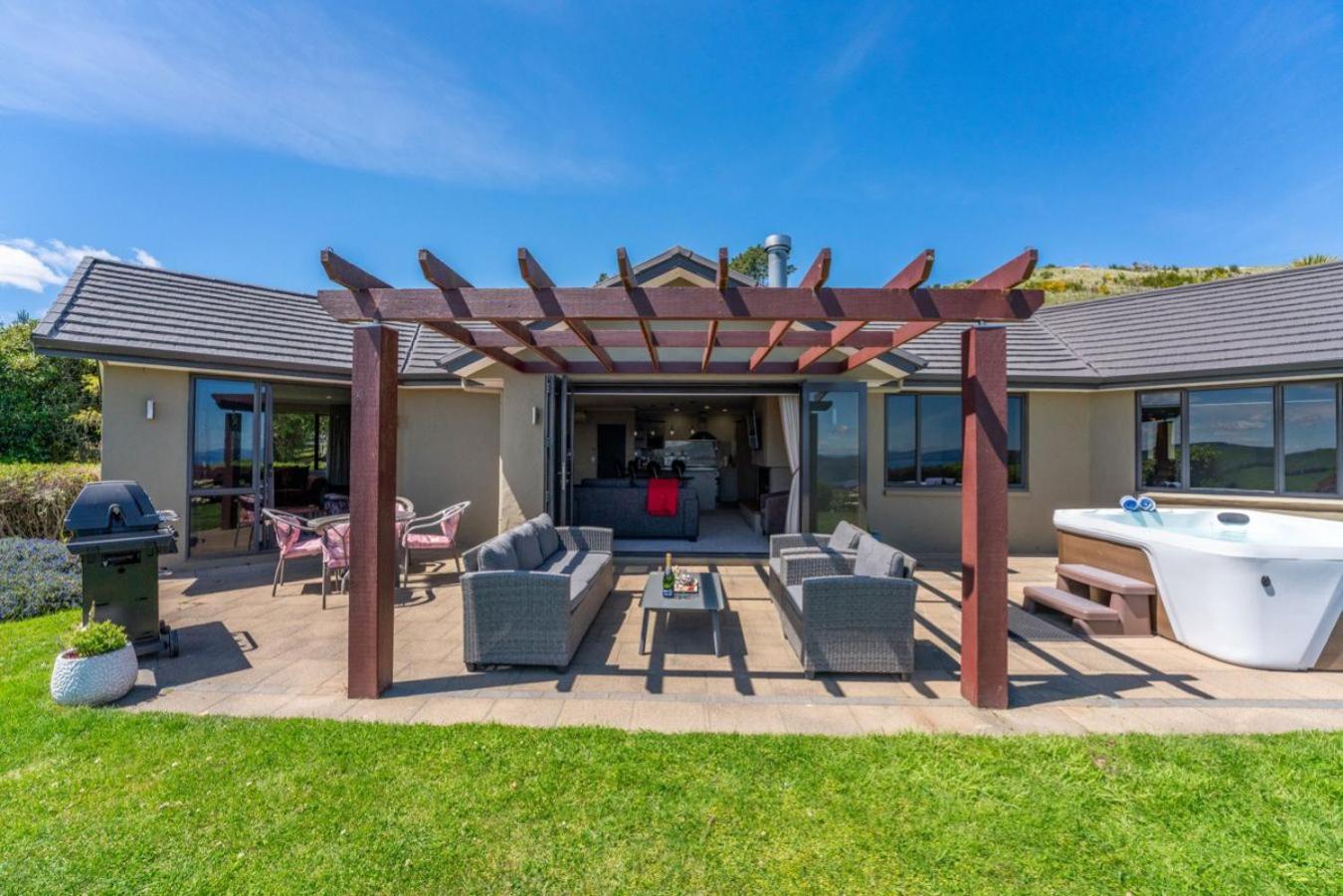 Scenic Solitude - Wake Up To Lake And Mountain Views! Taupo Exterior photo