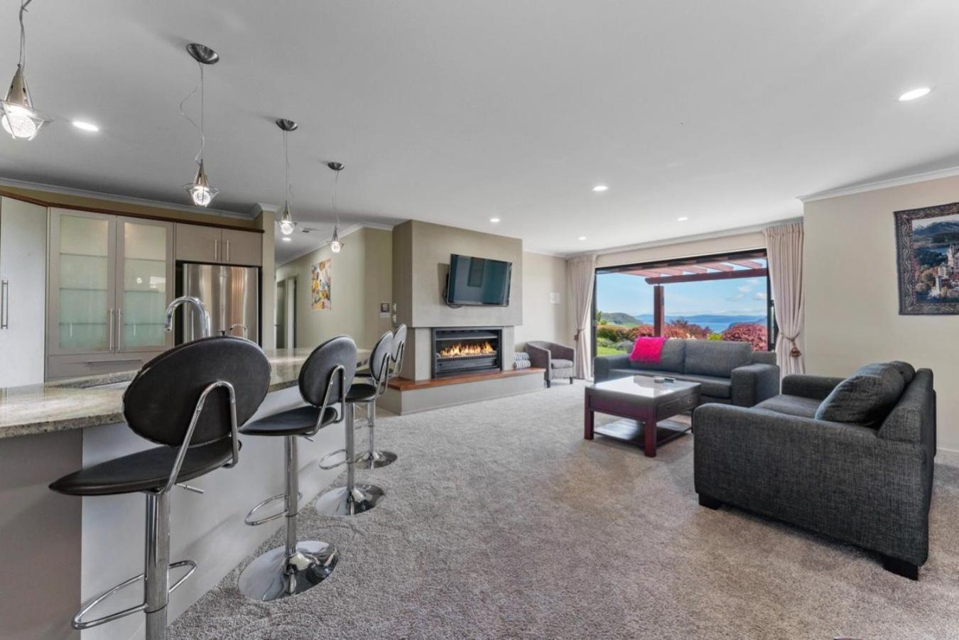 Scenic Solitude - Wake Up To Lake And Mountain Views! Taupo Exterior photo